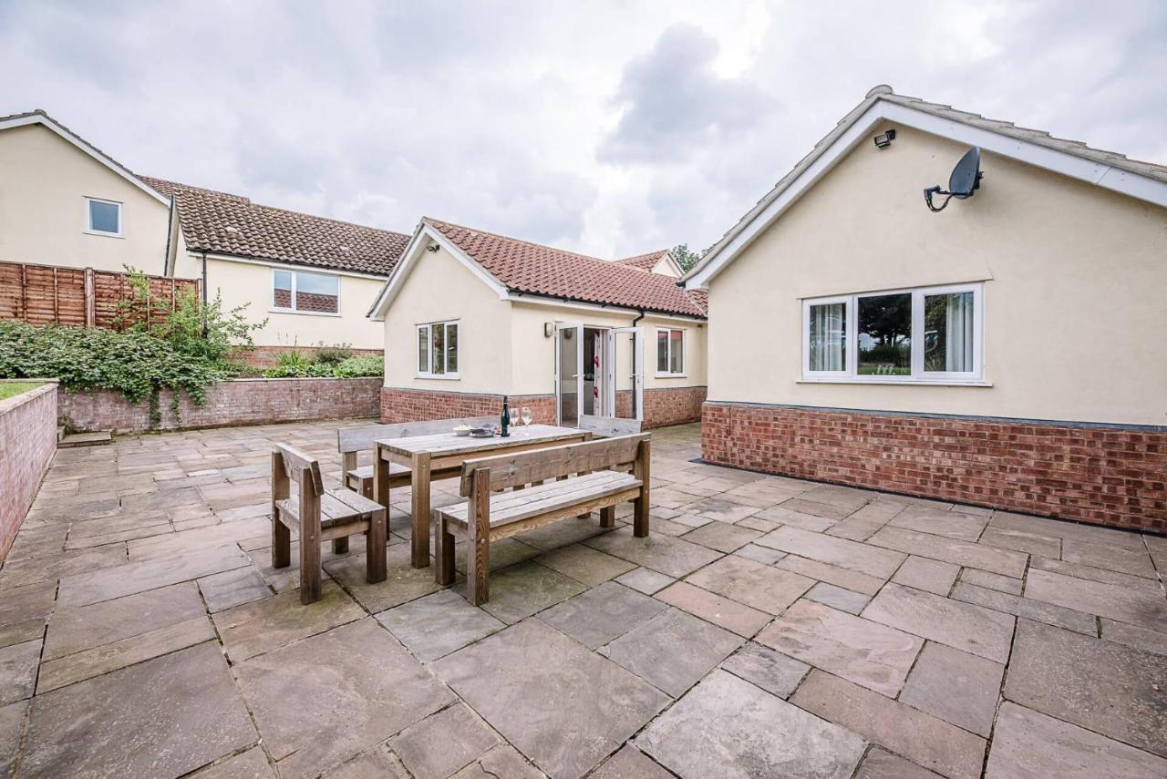 Grove Farm Bungalow With Swimming Pool, Dallinghoo Woodbridge Kültér fotó